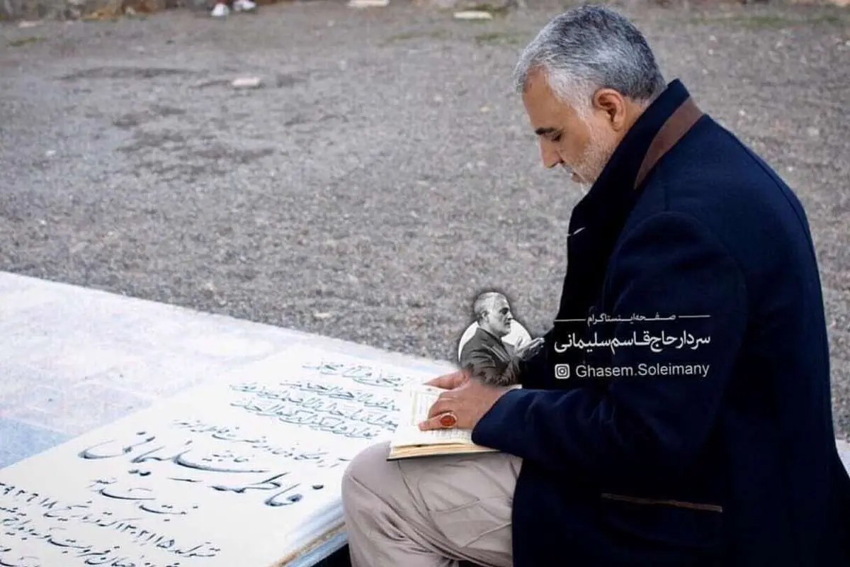(تصویر) سردار سلیمانی بر مزار مادرش در روز مادر