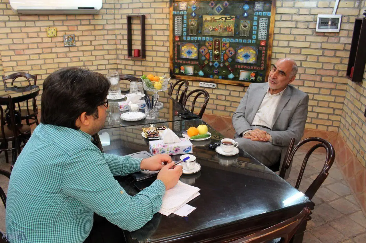 کریمی‌اصفهانی: احمدی‌نژاد عجیب بود و شیاد