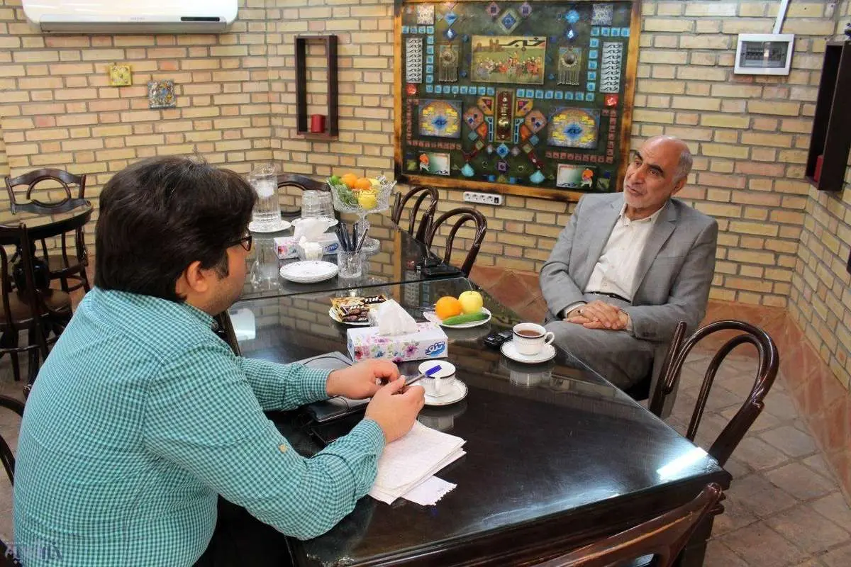 کریمیاصفهانی: احمدینژاد عجیب بود و شیاد