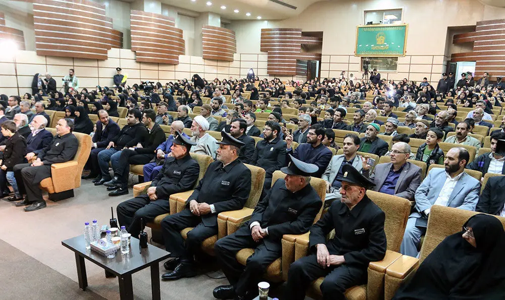 (تصاویر) اهدای مدال بهدادسلیمی به آستان قدس