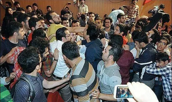 دعوا بر سر صندلی در پردیس سینمایی کوروش