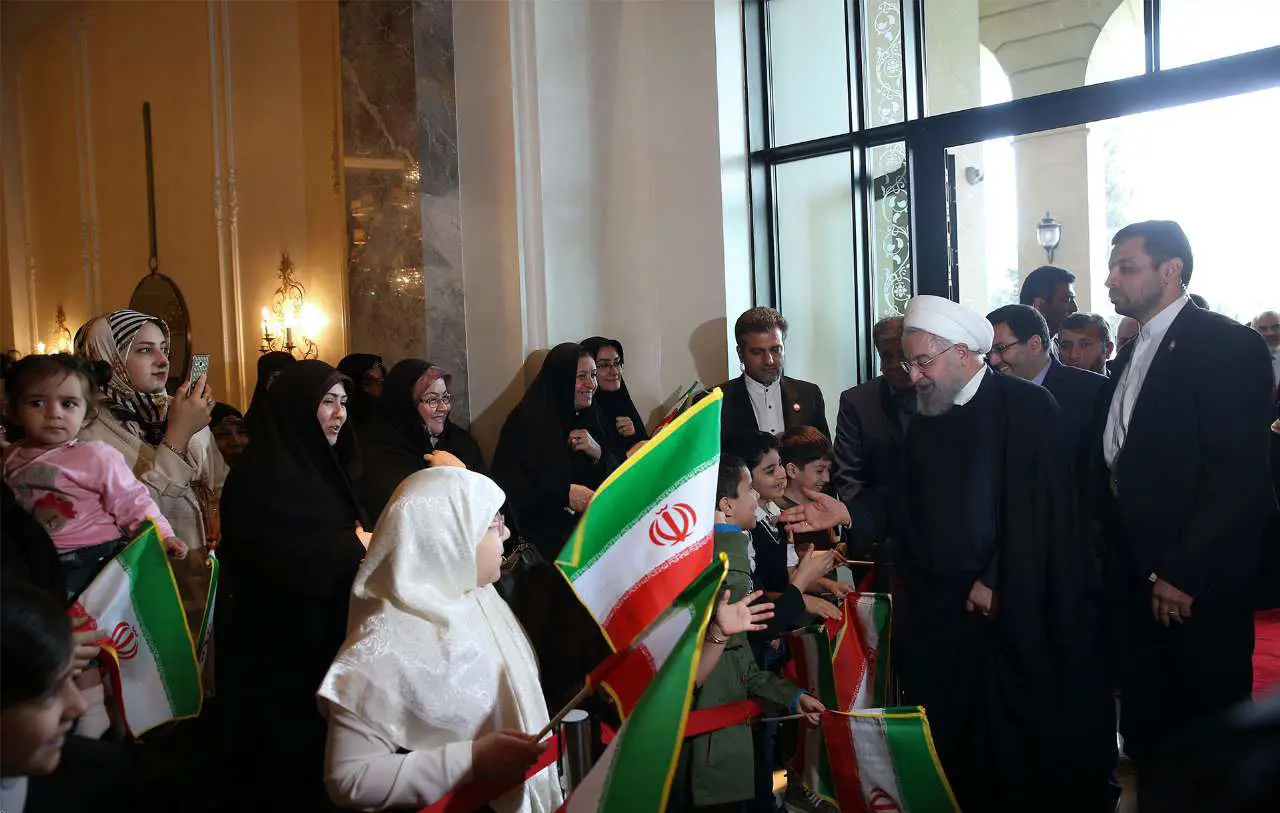 (تصاویر) روحانی وارد باکو شد