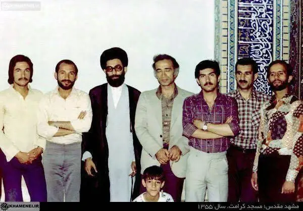 تصویری کمتردیده‌شده از رهبر انقلاب در سال ۵۵