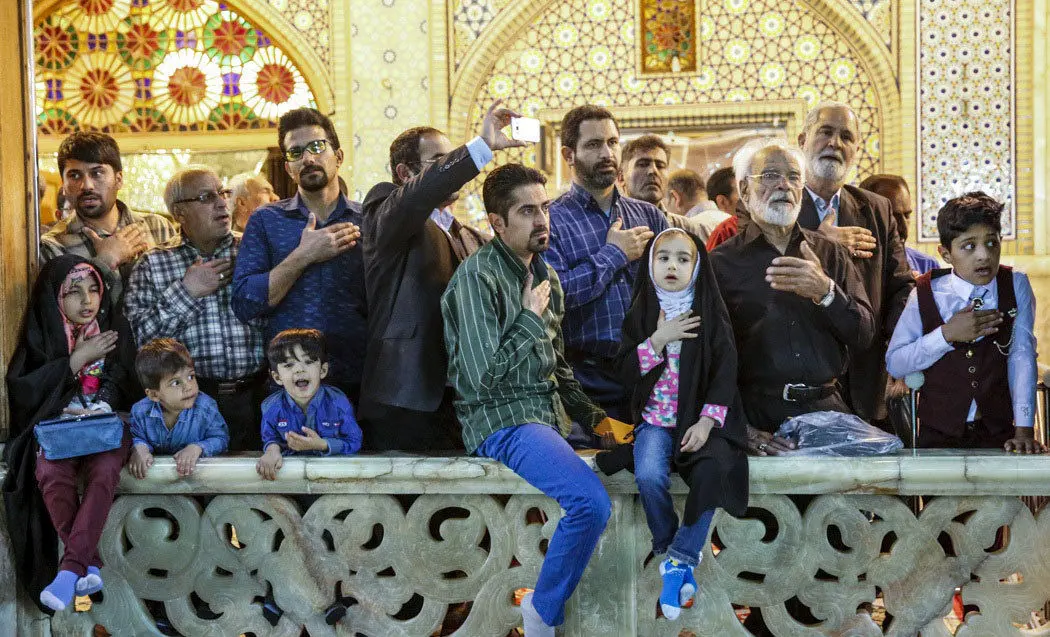 (تصاویر) لاله‌گردانی و تعویض پرچم حرم شاهچراغ(ع)