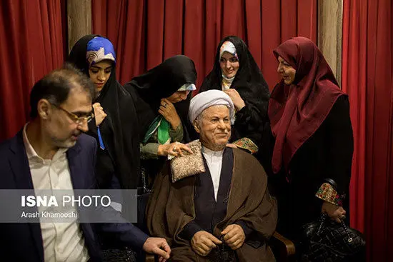 (تصاویر) رونمایی از تندیس آیت الله هاشمی در برج میلاد