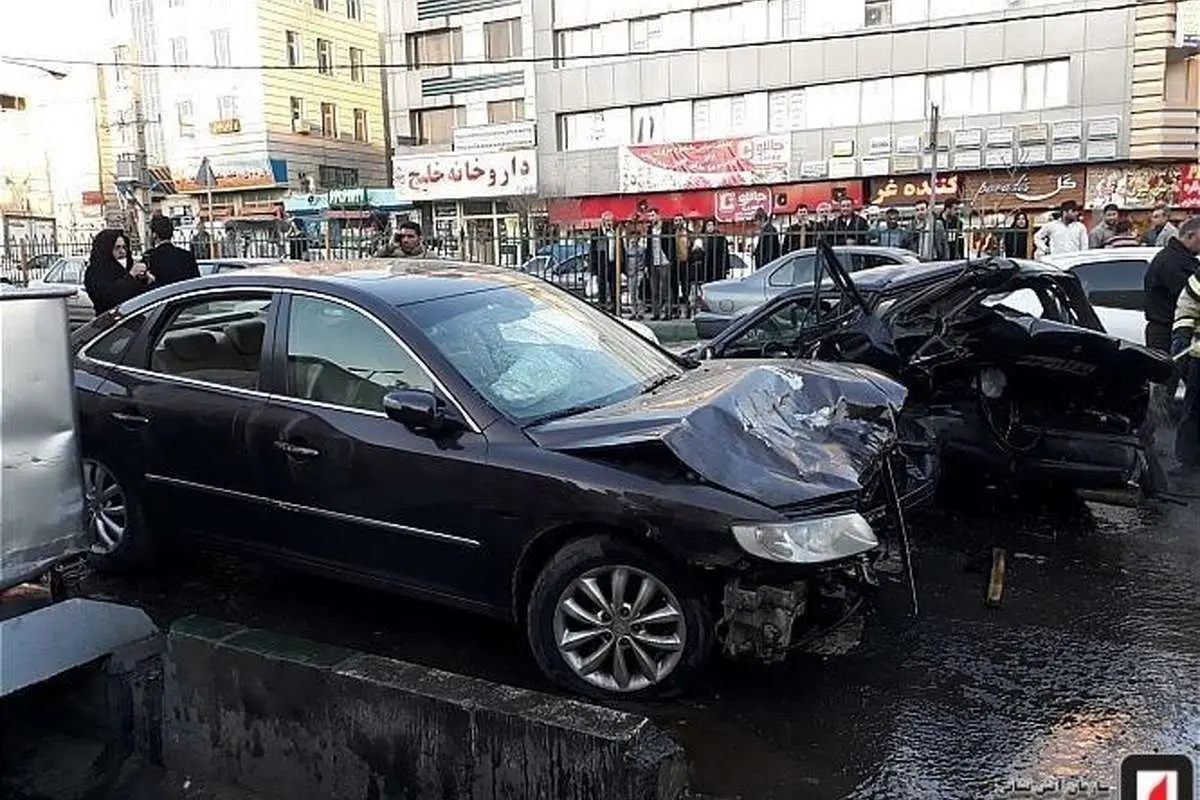 (تصاویر) تصادف آزرا و پراید در خیابان خلیج فارس