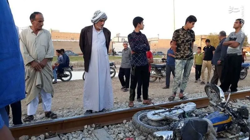 (تصاویر) تصادف مرگبار جوان موتورسوار با قطار