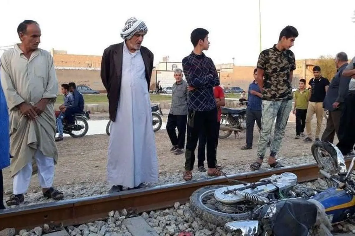 (تصاویر) تصادف مرگبار جوان موتورسوار با قطار