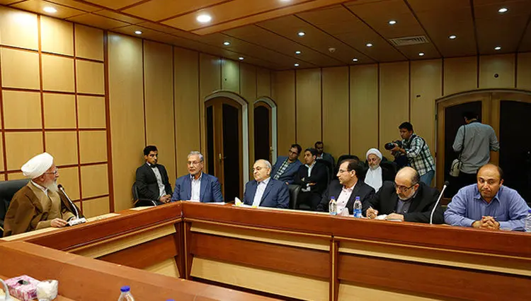 اگر با وجود این مشکلات ملت قیام کند همه ما را به دریا خواهد ریخت