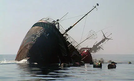 نجات ۶ خدمه یک شناور در نزدیکی خارگ