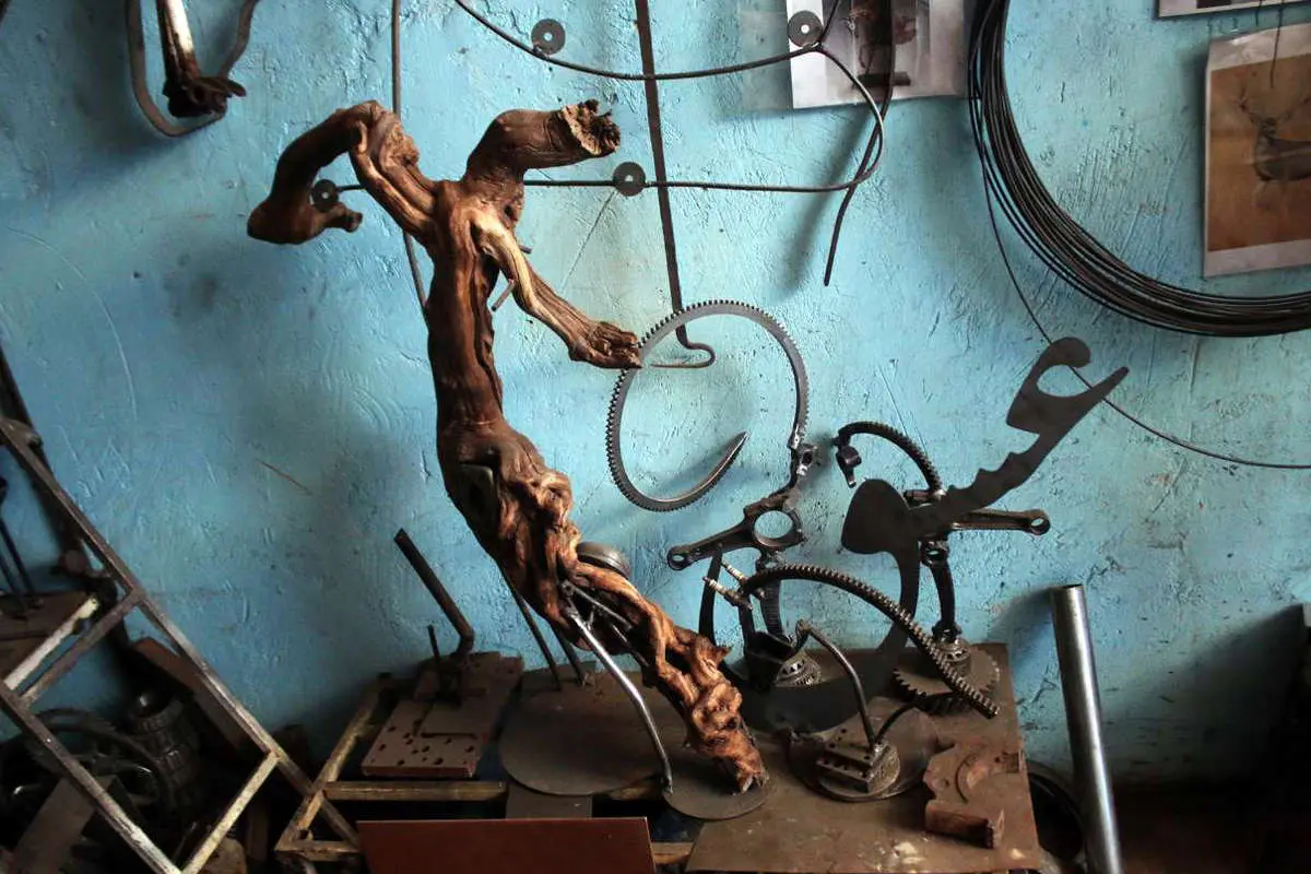 (تصاویر) خلق مجسمههای فلزی از ضایعات آهنی