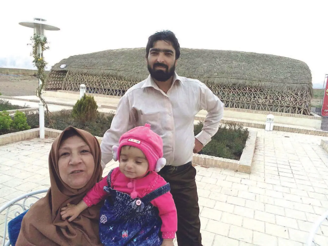 ماجرای زنی که همراه نان تیغ موکت بری خورد