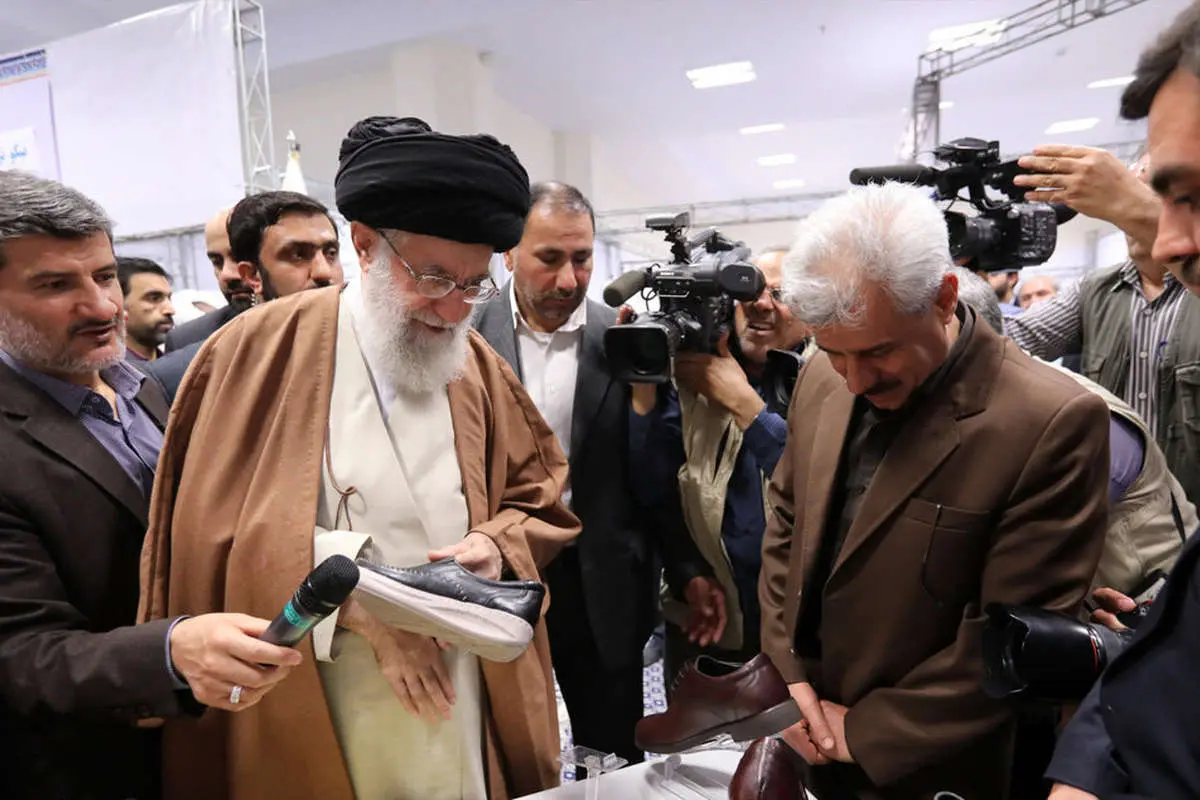 (تصاویر) بازدید رهبر انقلاب از نمایشگاه کالای ایرانی