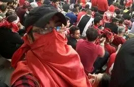 اشک‌های این دختر باعث شد ریشش در ورزشگاه کنده شود!
