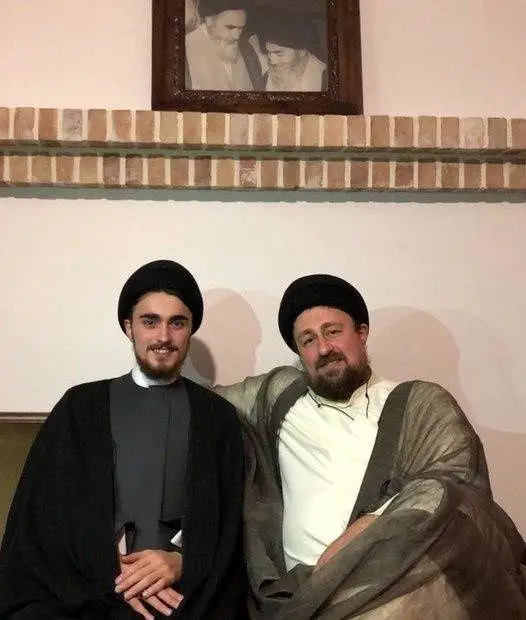عکسی دیدنی از سیدحسن خمینی بعد از معمم شدن پسرش