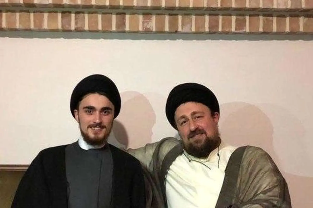 عکسی دیدنی از سیدحسن خمینی بعد از معمم شدن پسرش