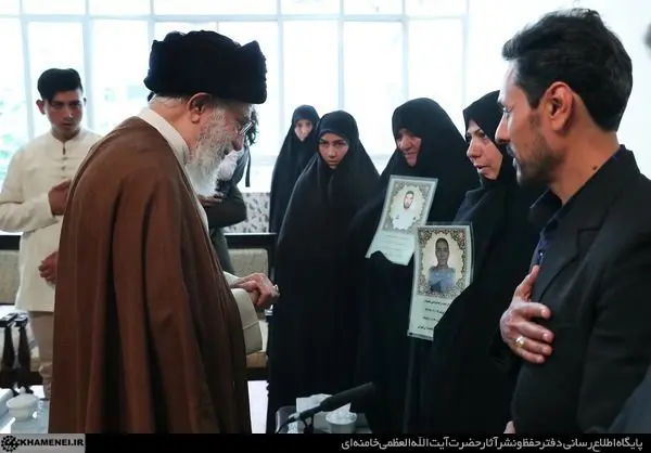 (تصاویر) دیدار خانواده‌های دو شهید نیروی انتظامی با رهبر انقلاب