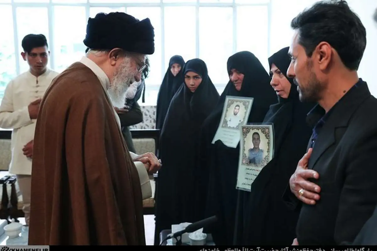 (تصاویر) دیدار خانوادههای دو شهید نیروی انتظامی با رهبر انقلاب