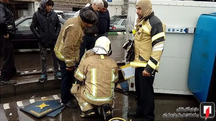(تصاویر) واژگونی نیسان یخچال‌دار در شهرری