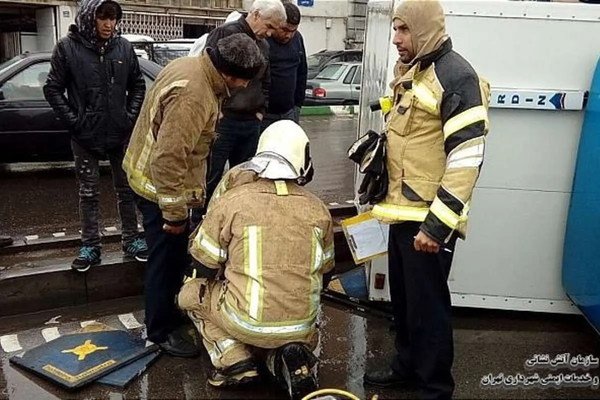 (تصاویر) واژگونی نیسان یخچالدار در شهرری
