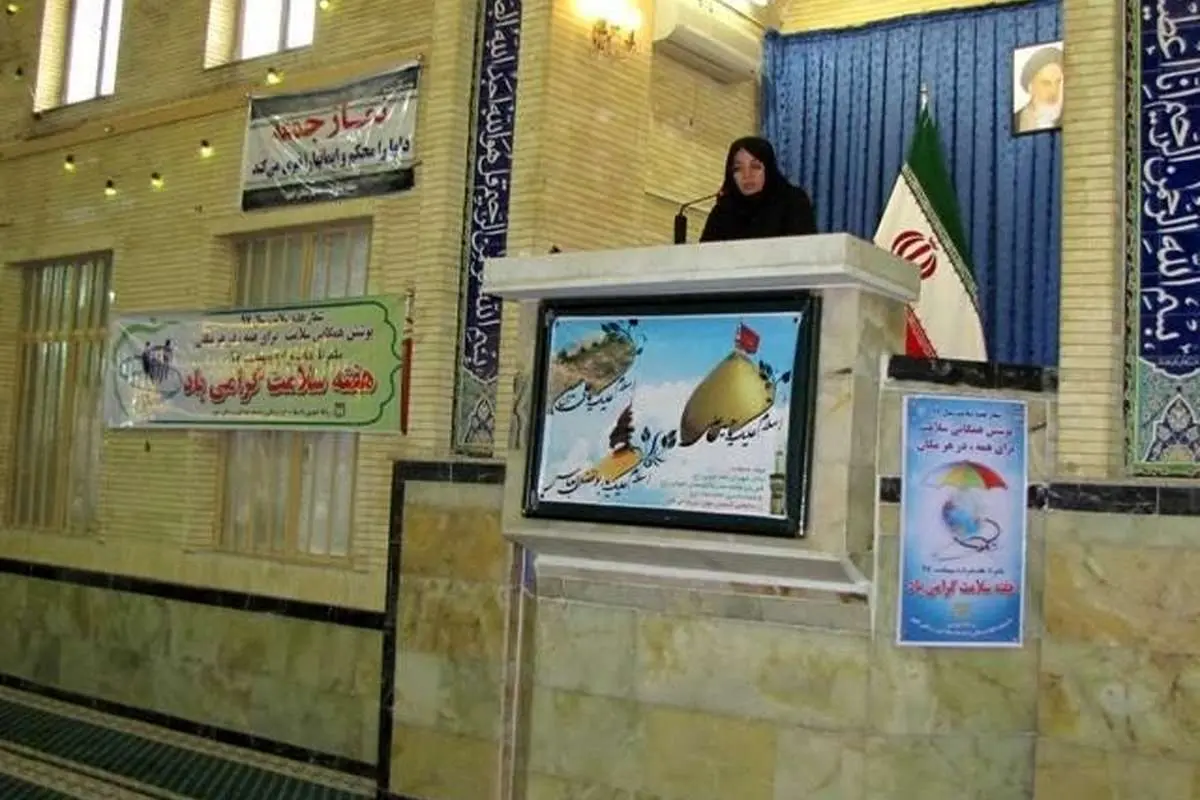 (تصویر) سخنرانی یک زن پیش از خطبههای نماز جمعه