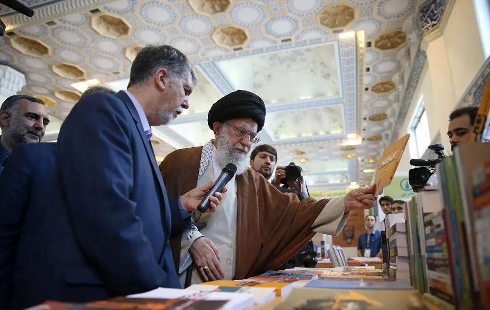 (تصاویر) بازدید رهبرانقلاب از نمایشگاه کتاب تهران