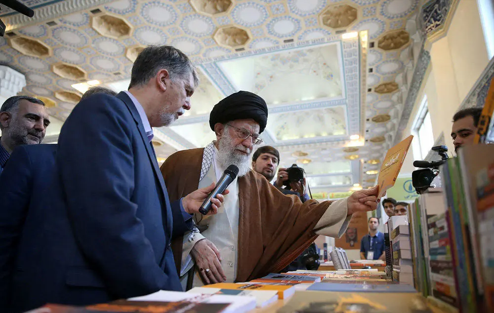 (تصاویر) بازدید رهبرانقلاب از نمایشگاه کتاب تهران