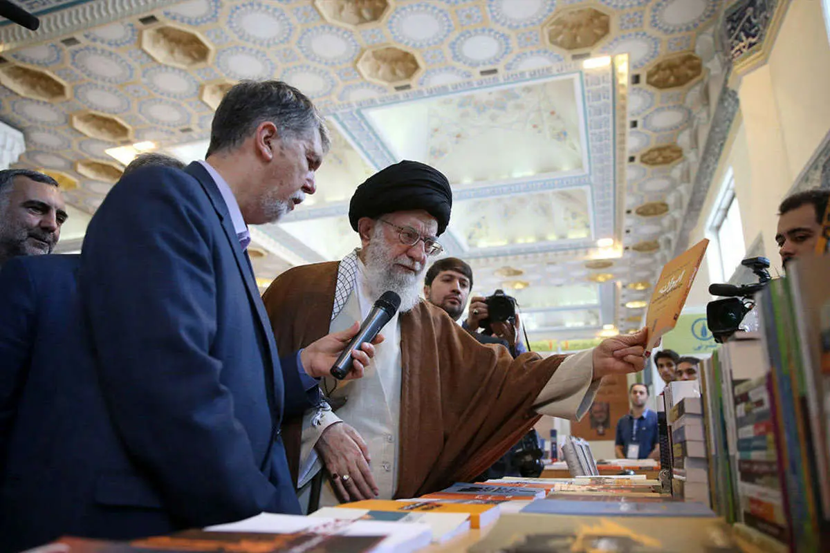 (تصاویر) بازدید رهبرانقلاب از نمایشگاه کتاب تهران