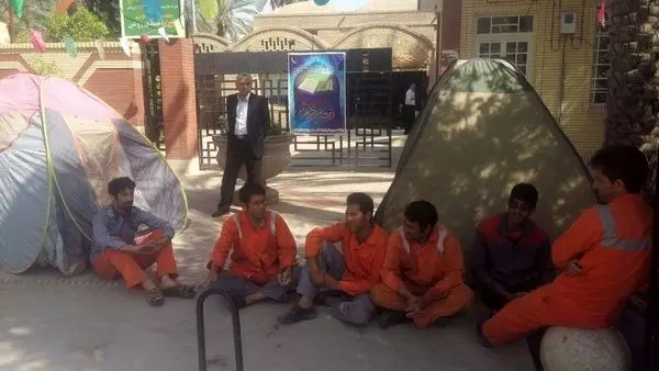 تجمع کارگران اخراجی شهرداری طبس وارد دومین روز شد