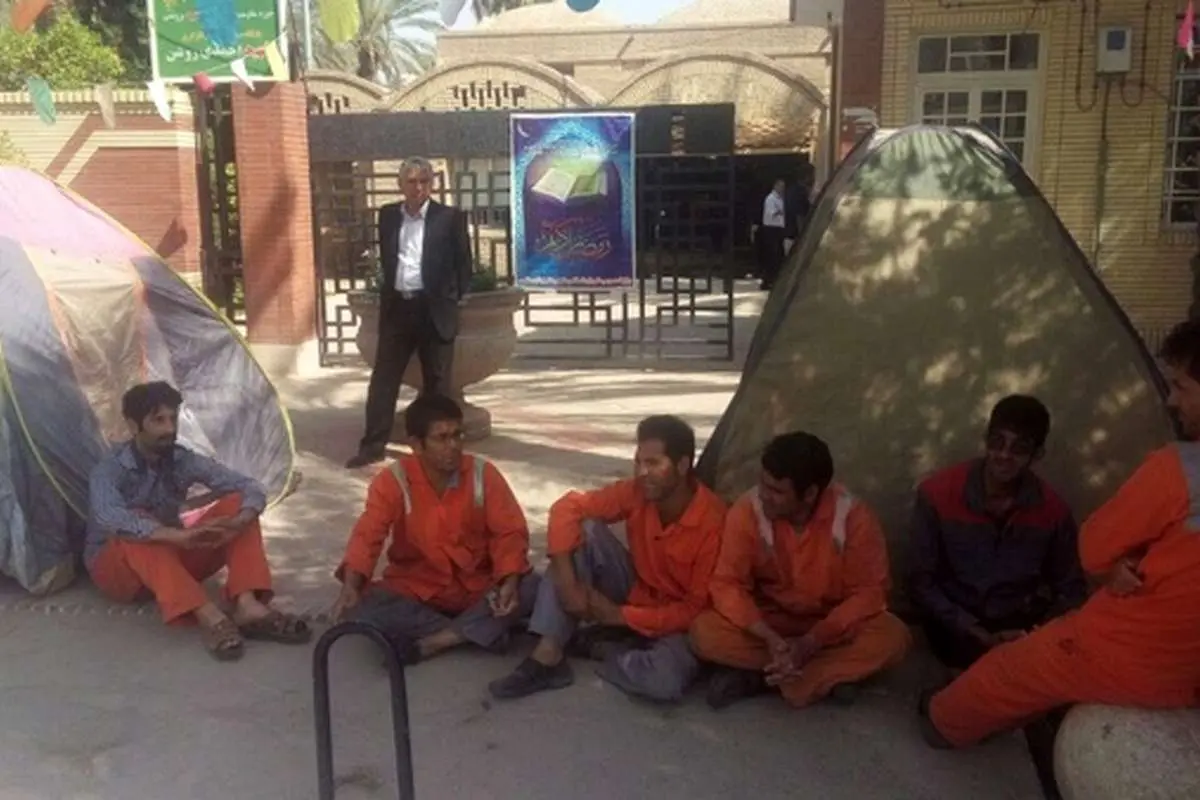 تجمع کارگران اخراجی شهرداری طبس وارد دومین روز شد