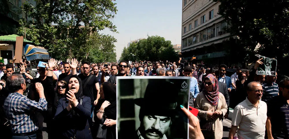 حمله روزنامه جمهوری اسلامی به تشییع کنندگان ملک مطیعی