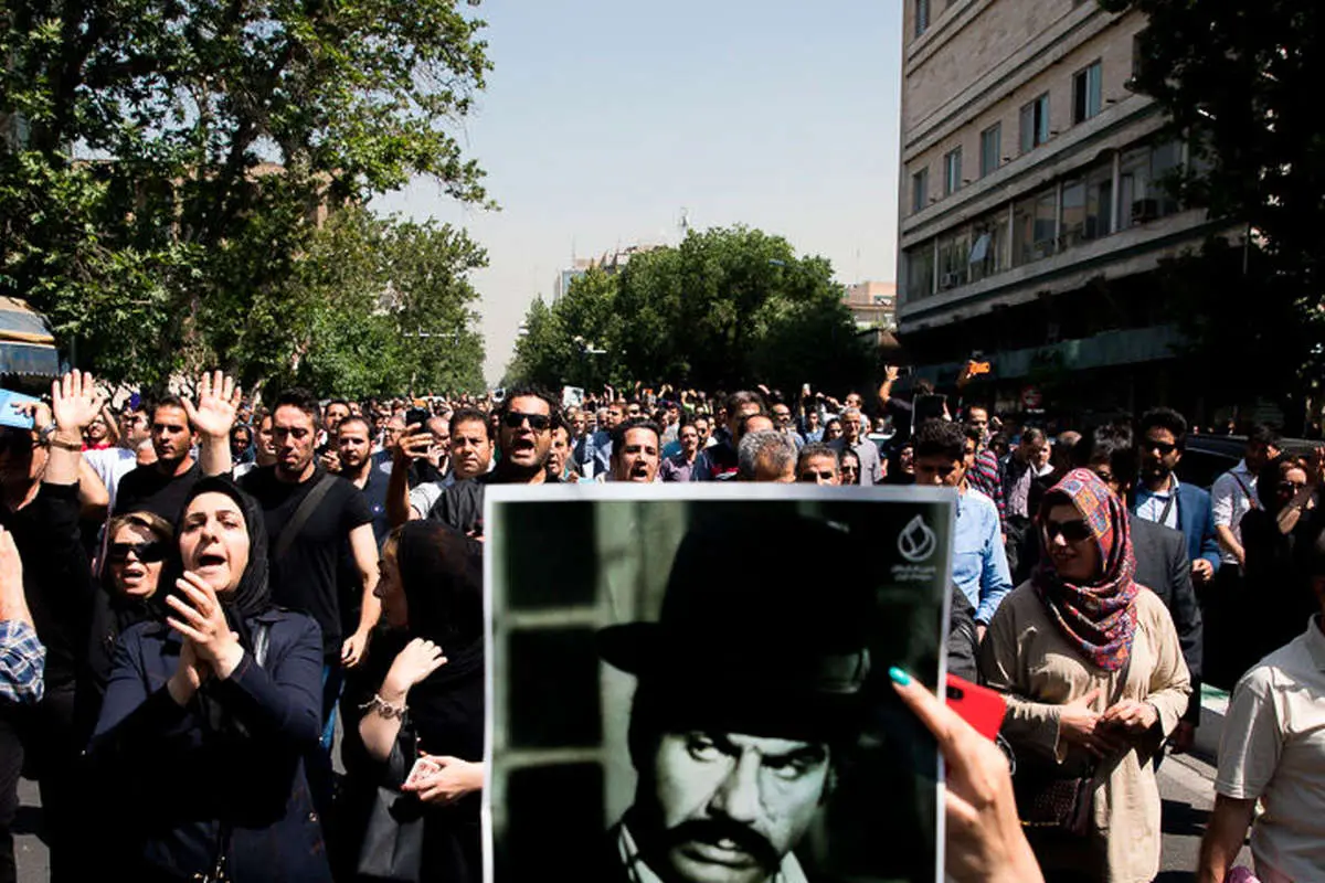 حمله روزنامه جمهوری اسلامی به تشییع کنندگان ملک مطیعی