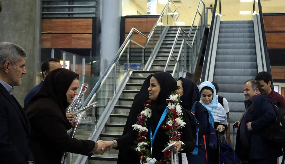 (تصاویر) استقبال جالب پسر خانم ورزشکار در فرودگاه