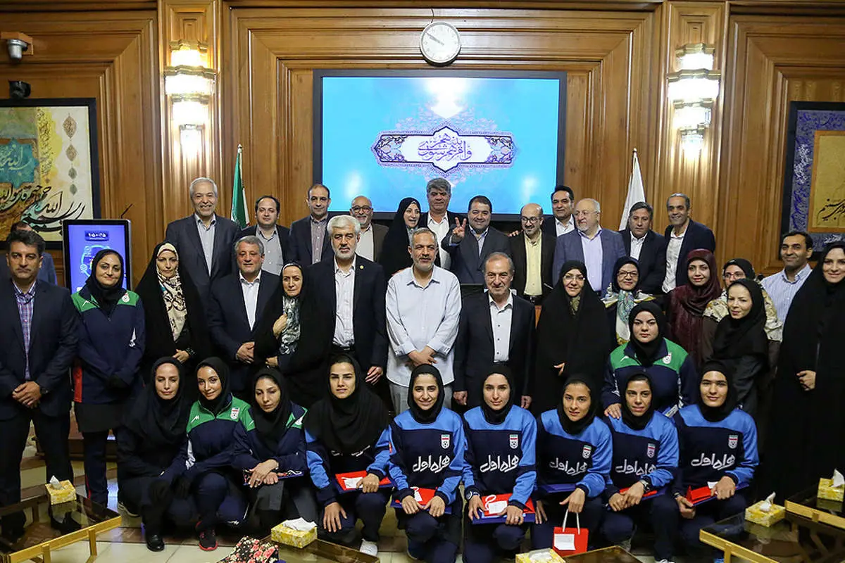 (تصاویر) حضور بانوان قهرمان فوتسال در شورای شهر