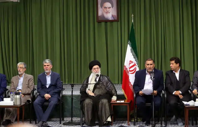 رهبر انقلاب: بکوشید شعر فارسی عفیف، حکمتآمیز باقی بماند