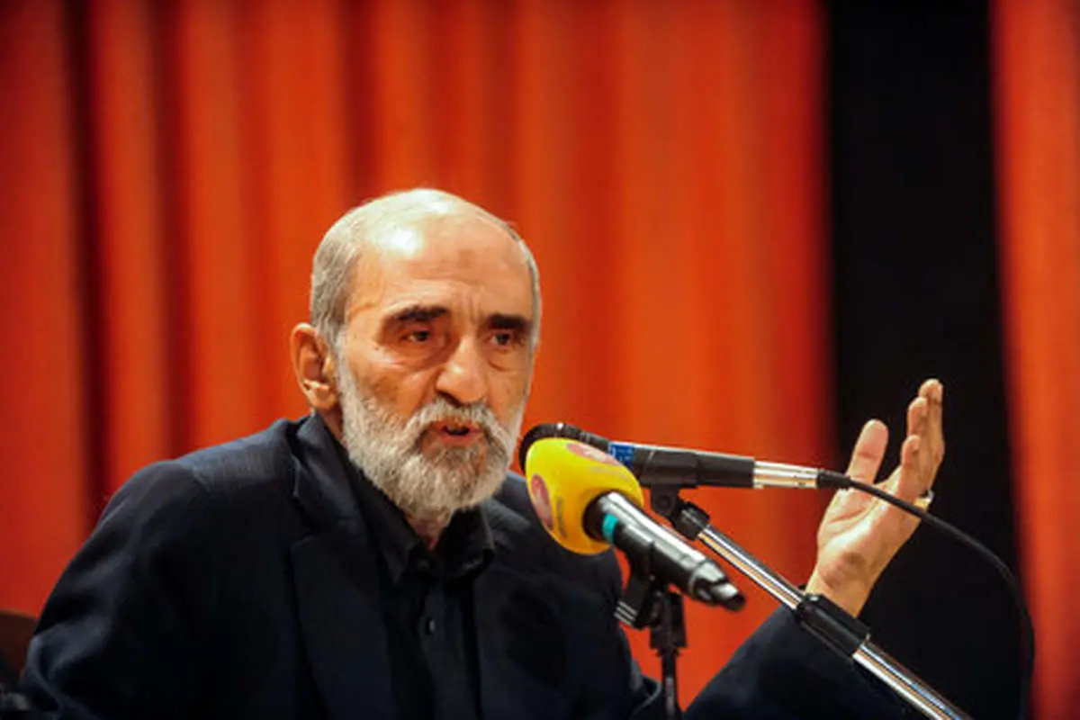 شریعتمداری: کفشهای نایک را جلوی دوربینها دور بیندازید