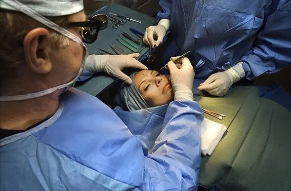 بررسی علل گسترش جراحی‌های زیبایی بین زنان ایرانی