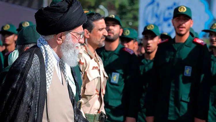 بعضی می‌گویند تسلیم شویم اما نمی‌دانند هزینه‌ تسلیم شدن بیشتر از ایستادگی است