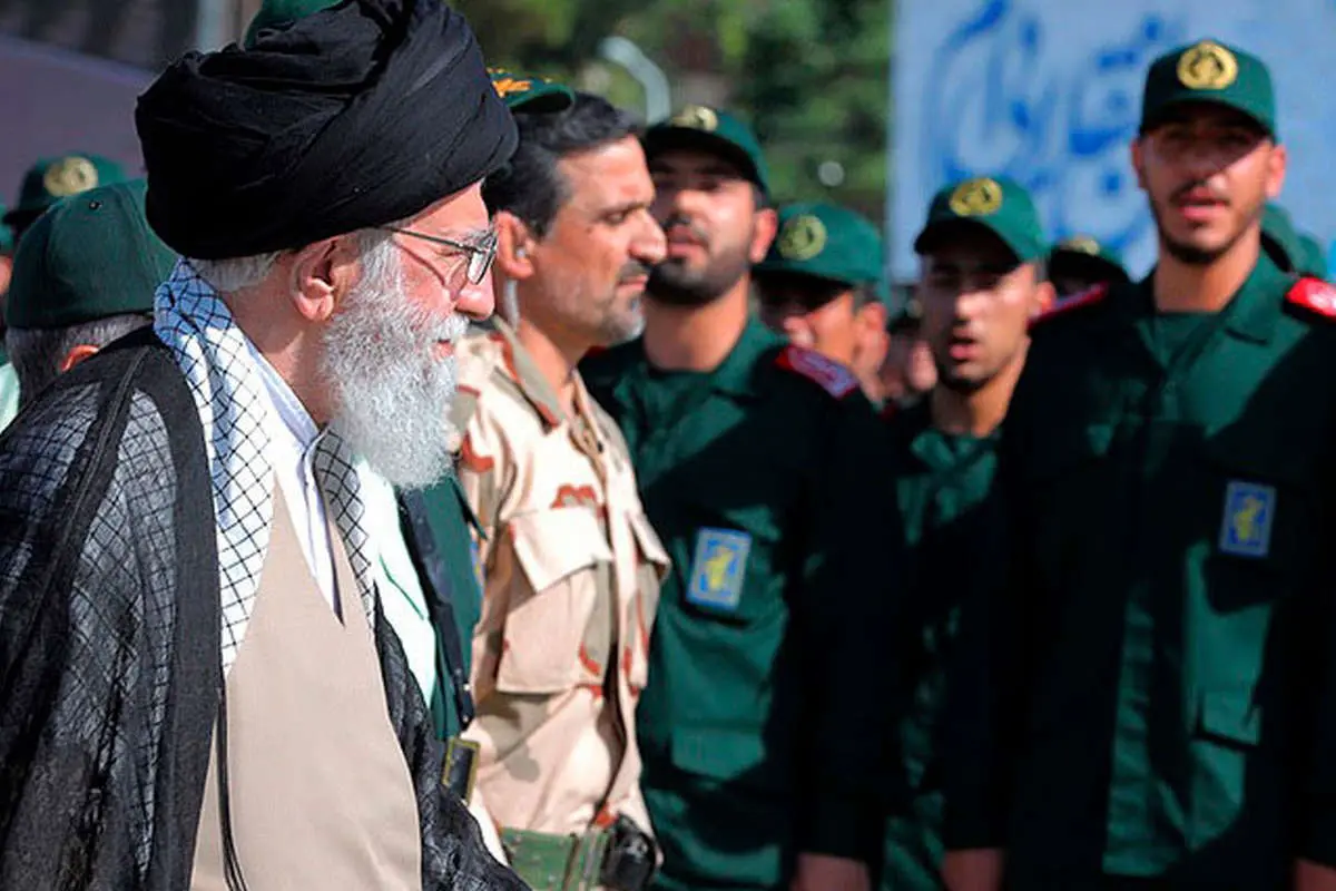 بعضی میگویند تسلیم شویم اما نمیدانند هزینه تسلیم شدن بیشتر از ایستادگی است