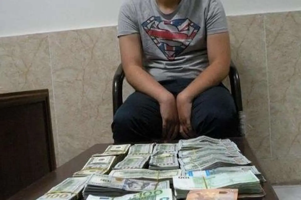 کشف ۱۸۶ هزار دلار و یورو از کوله یک مسافر