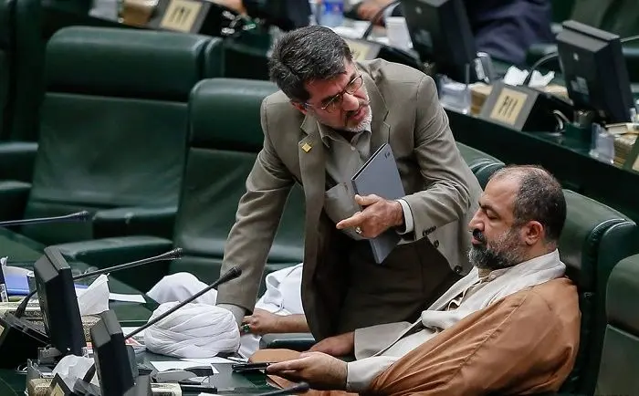 "برخی سعی دارند با چنگ انداختن به صورت بزرگان، خود را بزرگ کنند"