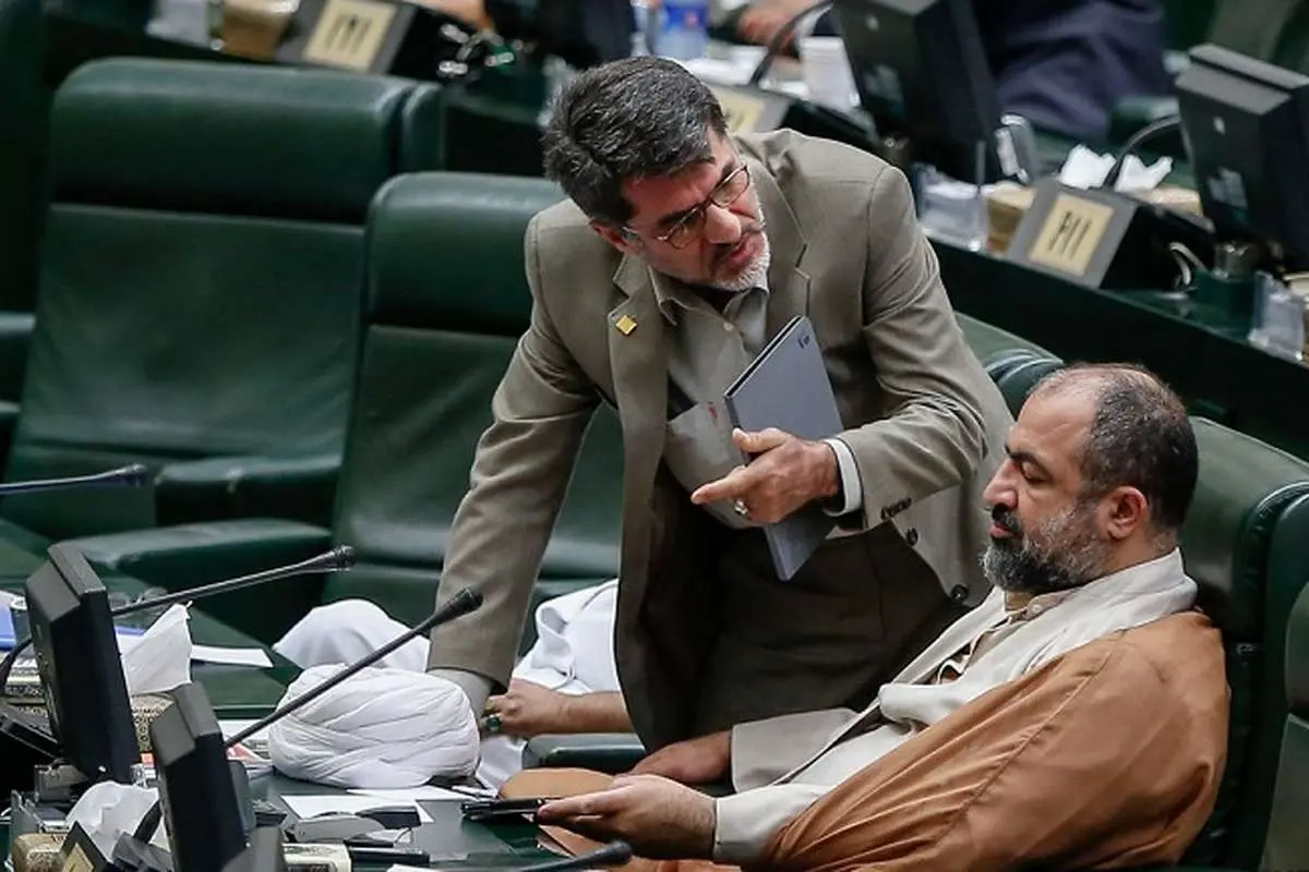 "برخی سعی دارند با چنگ انداختن به صورت بزرگان، خود را بزرگ کنند"