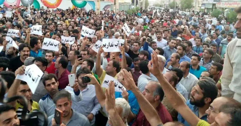 کمبود آب برازجانی‌ها را به خیابان کشاند