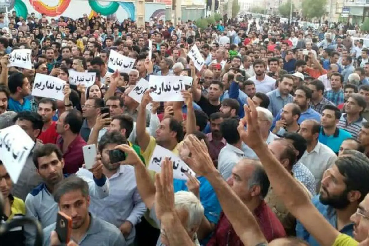 کمبود آب برازجانی‌ها را به خیابان کشاند
