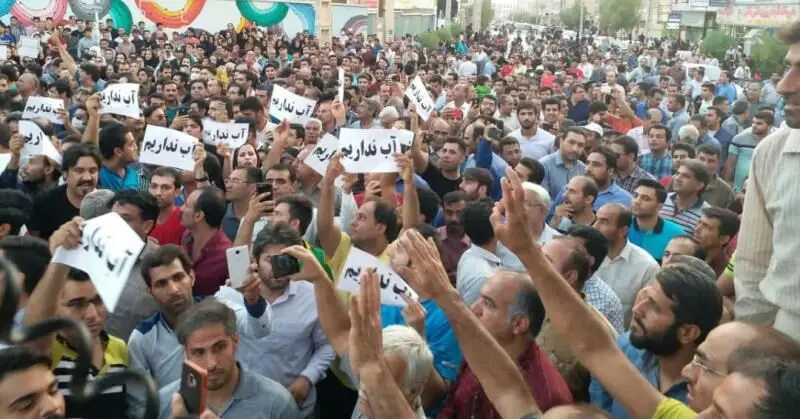 کمبود آب برازجانی‌ها را به خیابان کشاند