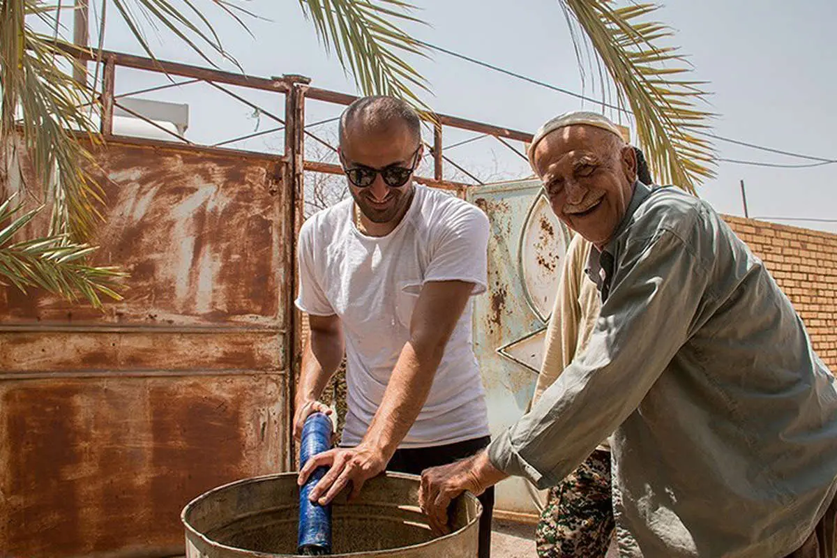 (تصاویر) آبرسانی با تانکر آب به روستاهای آبادان