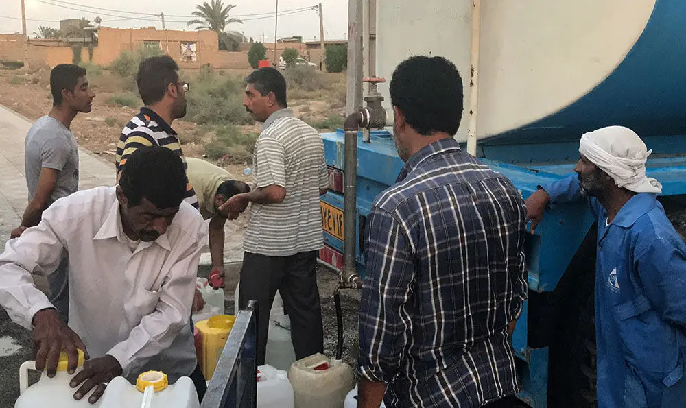 (تصاویر) توزیع آب شرب در جزیره مینو