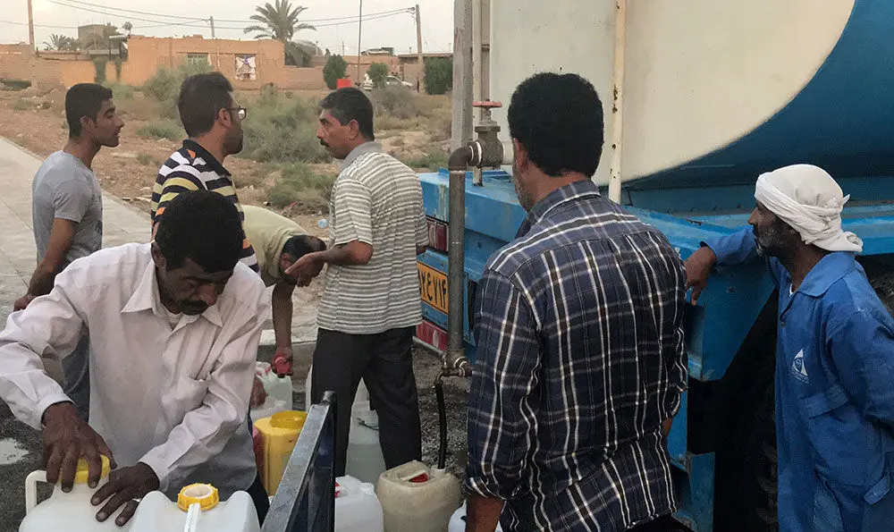 (تصاویر) توزیع آب شرب در جزیره مینو