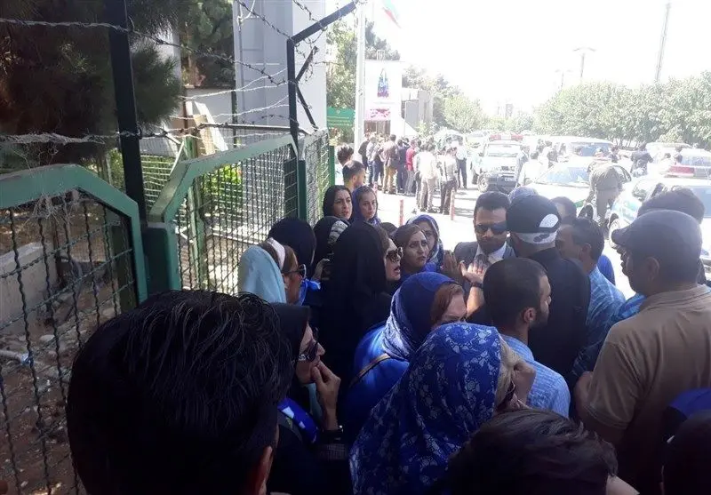 جنجال هواداران استقلال مقابل وزارت ورزش