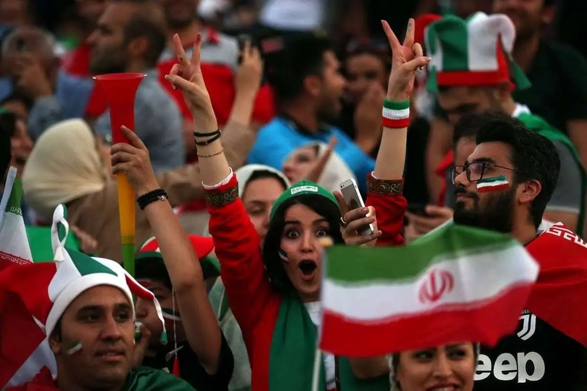 چون زنان را به استادیوم راه دادم برکنار شدم!